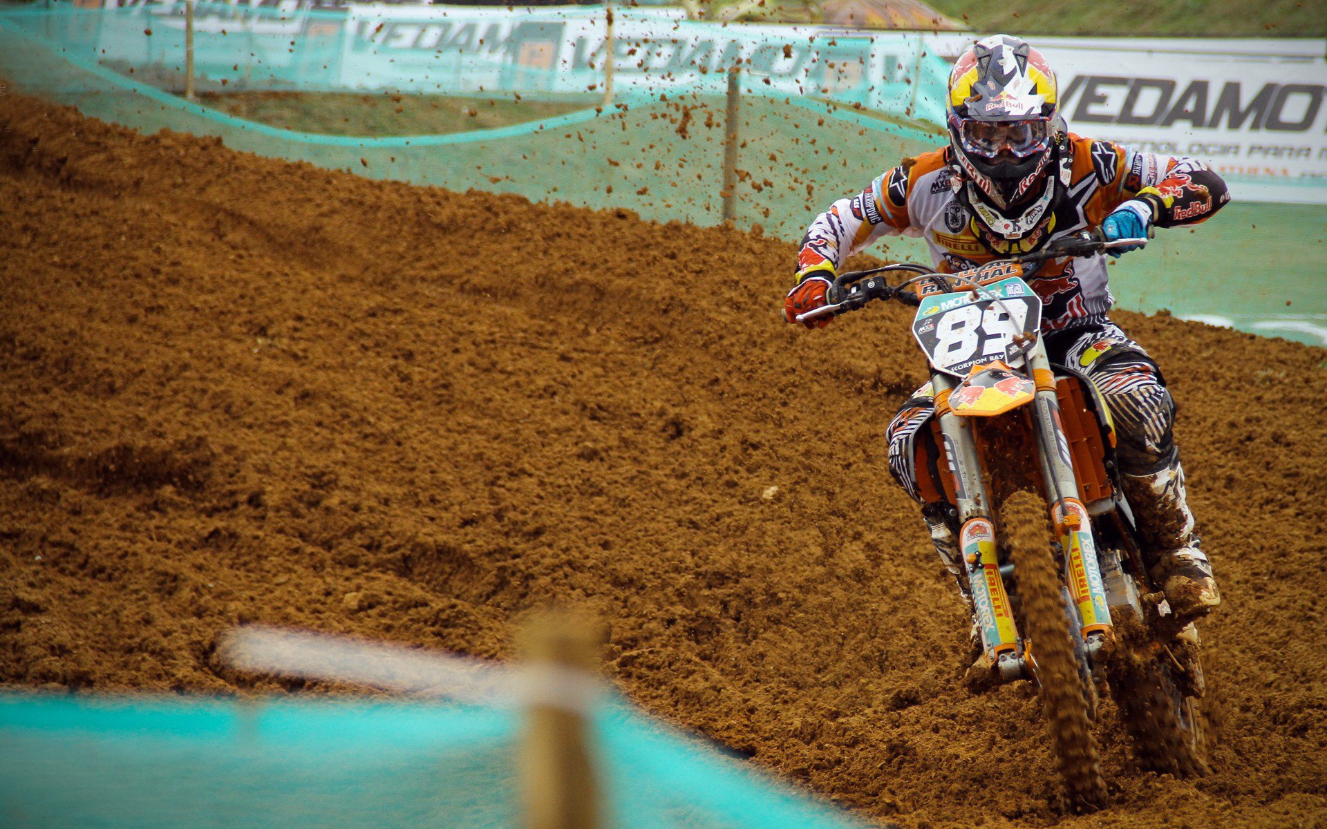 朱婷训练中鼓励队友展现队长风范,朱婷努力训练